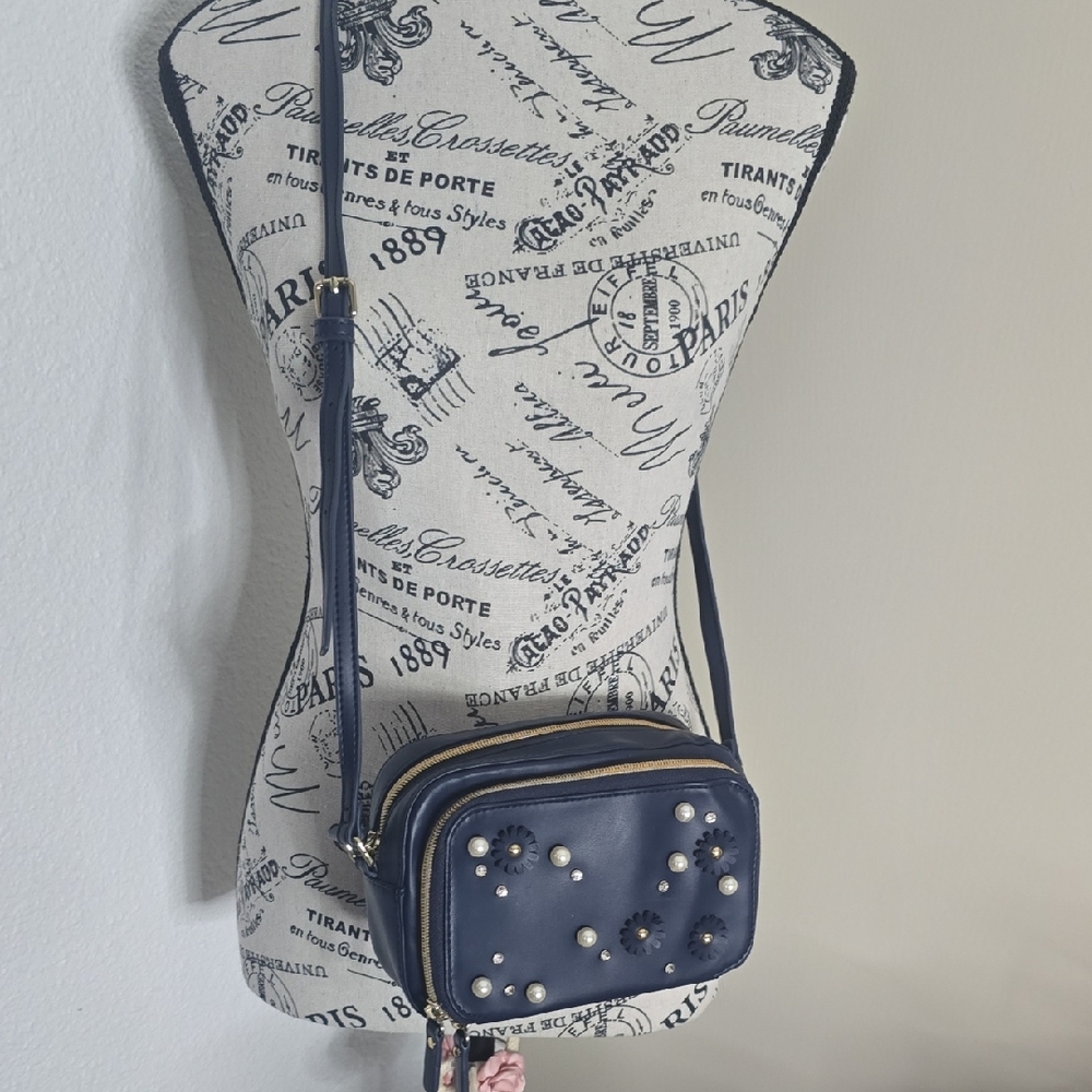 Studio 33 Navy Blue Crossbody Bag W/ Pearl & Floral Accents (NWOT)💙🤍💙